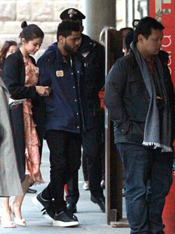 Kemesraan Selena Gomez dan The Weeknd saat berada di Italia. (Foto: dailymail)
