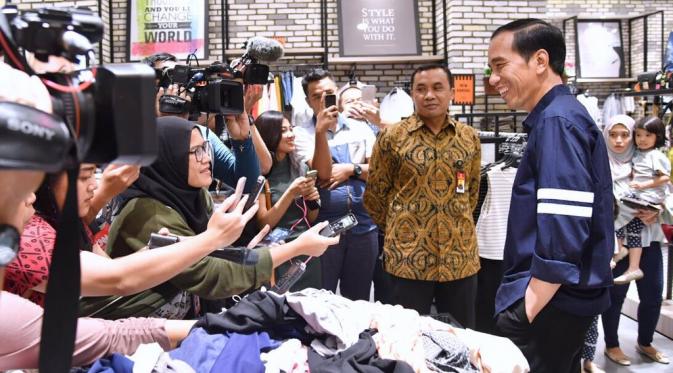 Sebelum nonton bioskop, Jokowi belanja baju di Solo (Ahmad Romadoni/Liputan6.com)