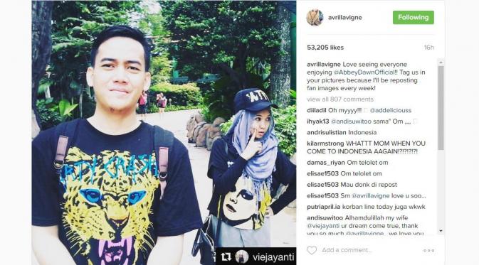 Evi Jayanti dan suami, fans asal Indonesia yang fotonya dipajang Avril Lavigne di Instagram. (@avrillavigne)