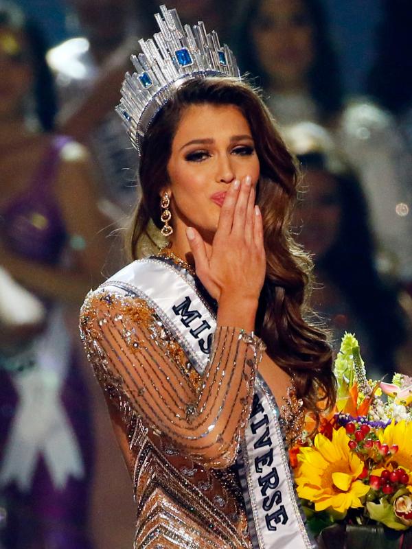Miss Prancis Iris Mittenaere dinobatkan menjadi Miss Universe 2016 di Mall of Asia Arena, Manila, Filipina, Senin (30/1). Iris Mittenaere terpilih sebagai pengganti ratu tercantik sejagad sebelumnya, Pia Alonzo Wurtzbach. (AP Photo/Bullit Marquez)
