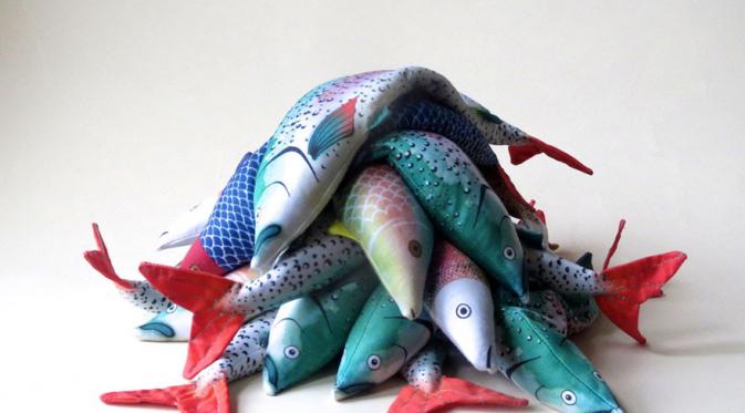 Bantal ikan ini bisa juga sebagai alat terapi setelah seharian lelah bekerja. (Via: boredpanda.com)
