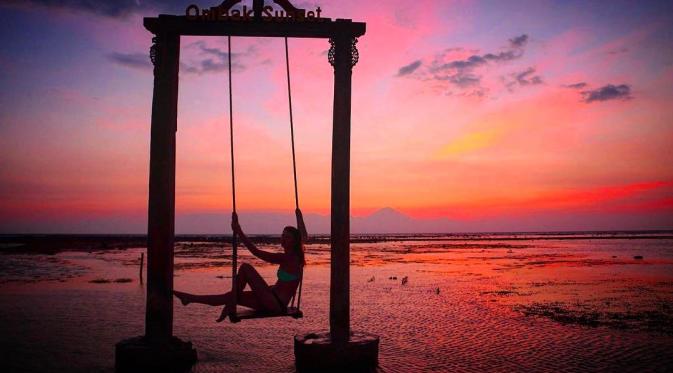 Pantai Ombak Sunset, Lombok, Nusa Tenggara Barat. (lookinglass_photographynz/Instagram)