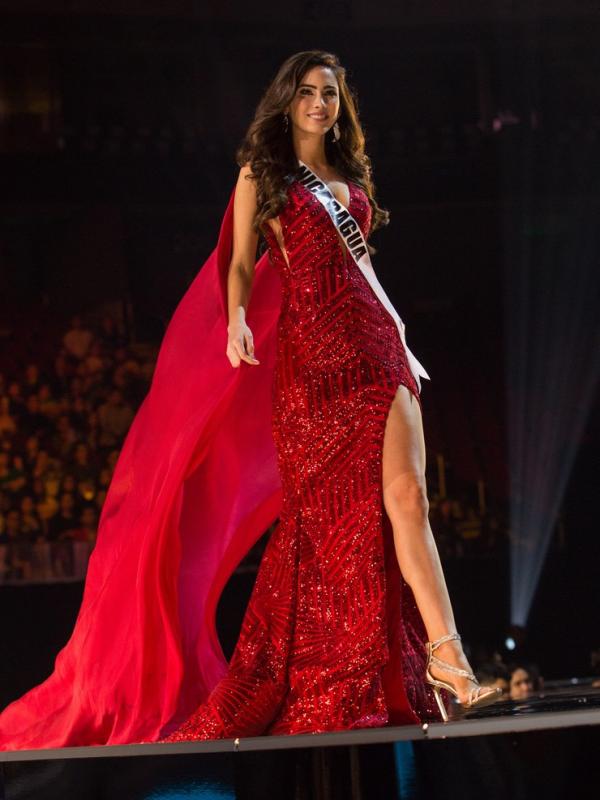 Berikut penampilan sensual sederet finalis Miss Universe dalam balutan busana serba merah.