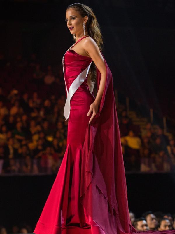 Berikut penampilan sensual sederet finalis Miss Universe dalam balutan busana serba merah.