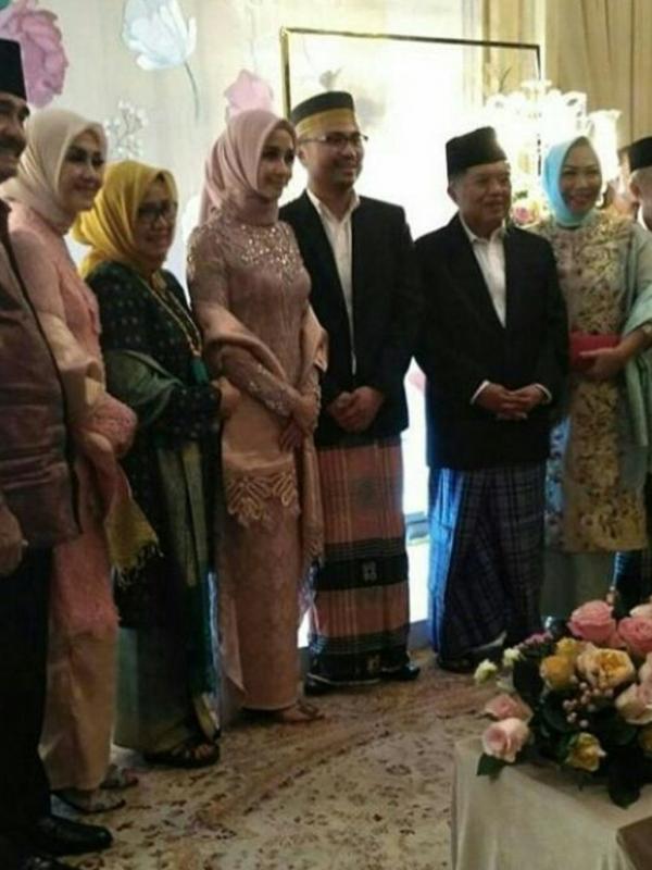 Jusuf Kalla turut hadir dalam prosesi lamaran Laudya Cynthia Bella dan Afie Kalla. (via Instagram)