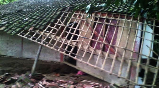 Tanah bergerak dan ambles di Desa Dermasuci, Kecamatan Pangkah, Tegal, Jateng, merobohkan 17 rumah dan mengakibatkan 84 rumah rusak parah. (Liputan6.com/Fajar Eko Nugroho)