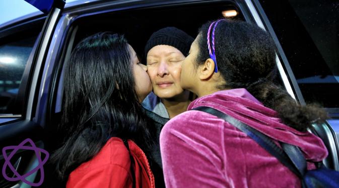 Dua putri cantik Yana Zein, melepas kepergian sang bunda berobat ke China. (Adrian Putra/Bintang.com)