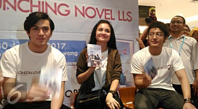 Rizky Nazar, Michelle Ziudith dan Dimas Anggara menghadiri acara rilis novel London Love Story 2. (Zulfa Ayu Sundari/Liputan6.com)