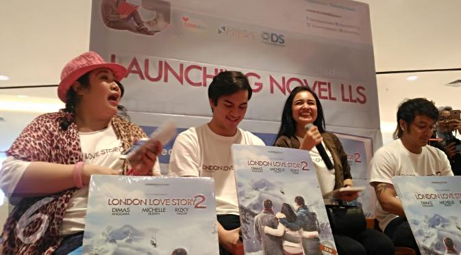 Acara rilis novel London Love Story 2 yang dihadiri sang penulis, Tisa TS dan calon pemeran film London Love Story 2; Rizky Nazar, Michelle Ziudith dan Dimas Anggara. (Herman Zakharia/Liputan6.com)