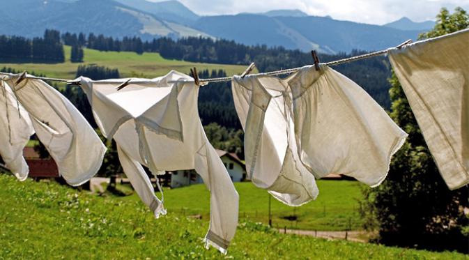 Yakin bajumu bersih? Permasalahannya bukan pada bajumu, tapi mesin cucimu, atau tempat menyimpan bajumu yang mungkin jarang dibersihkan. | via: liputan6.com