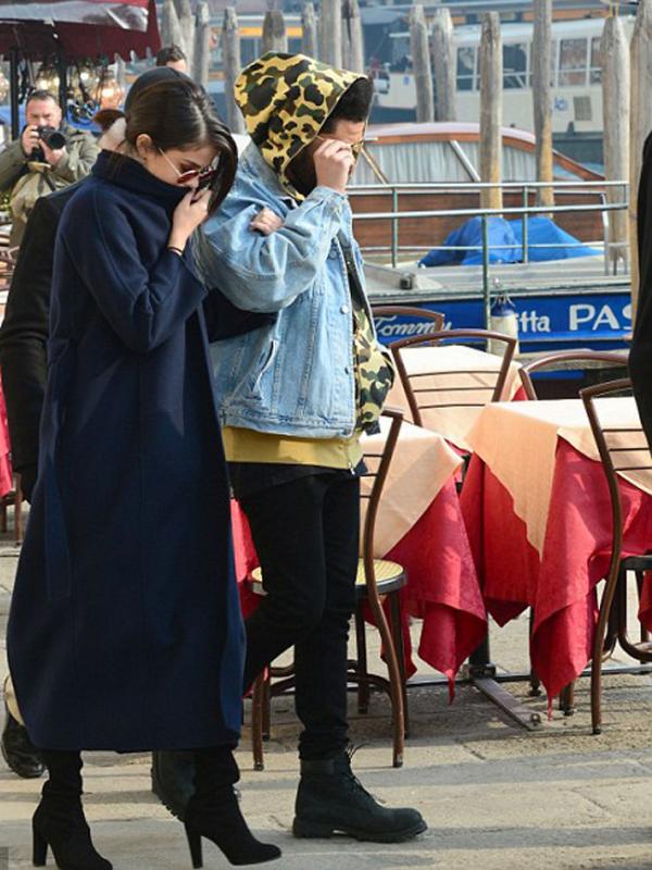 Selena Gomez dan The Weeknd saat berlibur di Italia. (Foto: Dailymail)