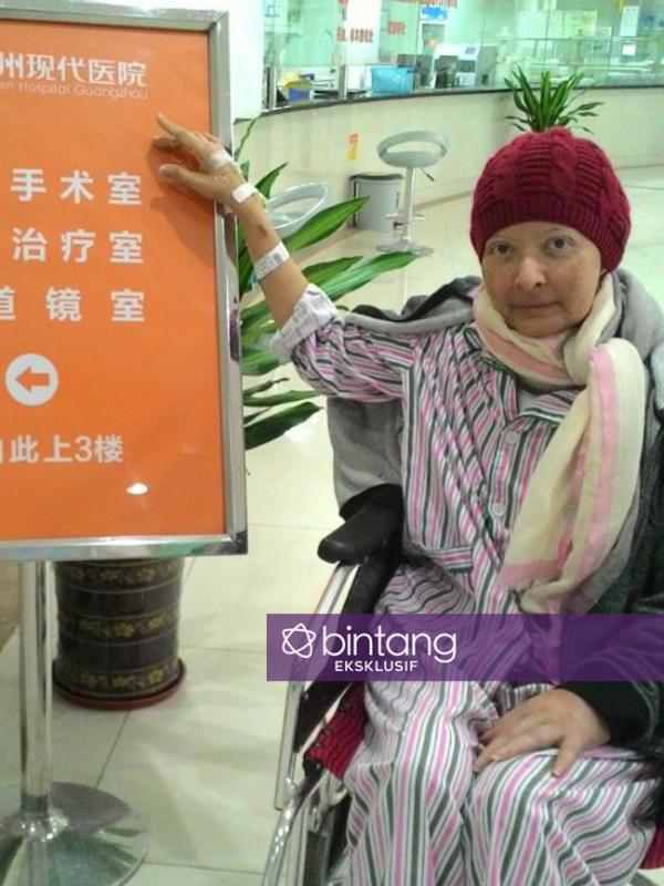 Yana Zein menjalani pengobatan di Cina. (via Istimewa)