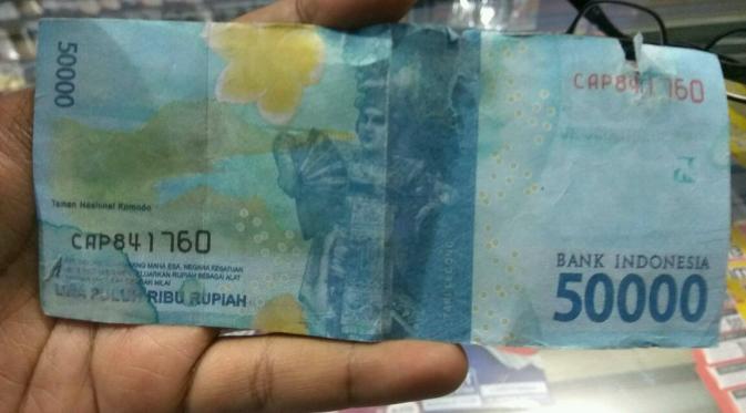 Uang baru palsu itu dalam pecahan Rp 50 ribu. Cek perbedaannya. (Liputan6.com/Fajar Eko Nugroho)