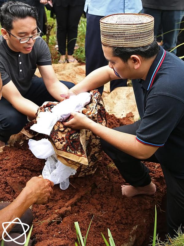 Pemakaman anak ketiga Indra Bekti. (Bambang E. Ros/Bintang.com)