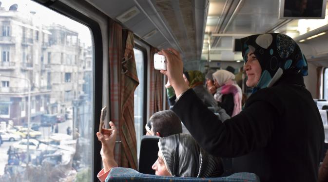 Warga Aleppo Akhirnya Bisa Menikmati Perjalanan Kereta Api yang beroperasi pada 25 Januari lalu (GEORGE OURFALIAN / AFP)