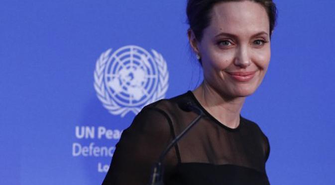 Angelina Jolie menunjukkan dirinya yang menikmati kalajengking dengan anak-anak. (AFP/Bintang.com)
