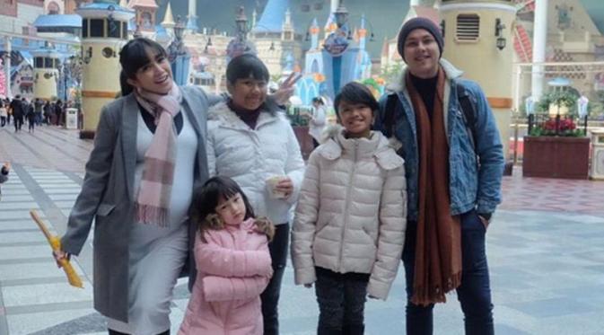 Andhika Pratama bersama keluarga di Korea (Foto: Instagram)