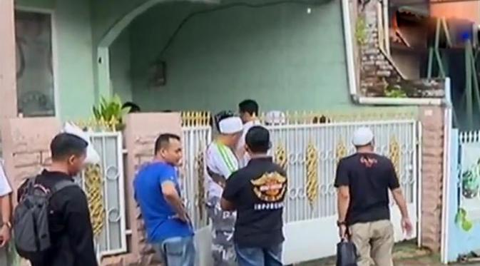 Penyidik Polda Metro Jaya melakukan penggeledahan rumah Firza Husein. Sementara napi narkoba Nusakambangan berhasil dibekuk.