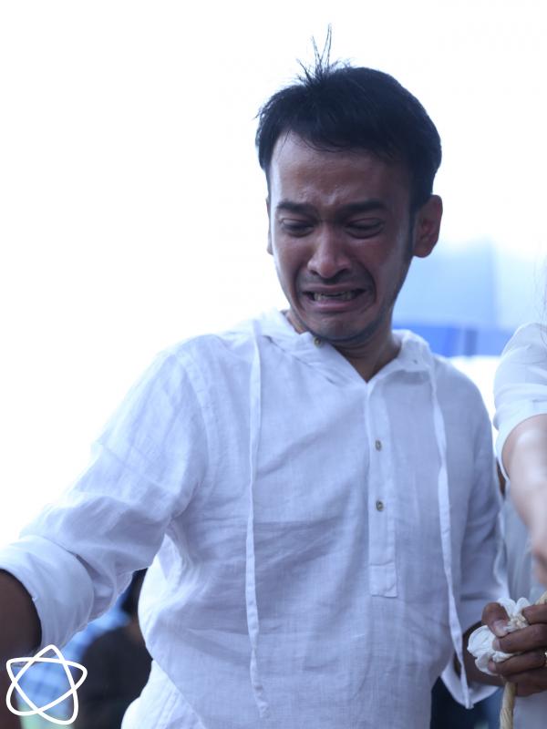 Tangis Ruben Onsu pecah ketika sang ayah dikebumikan. (Nurwahyunan/Bintang.com)