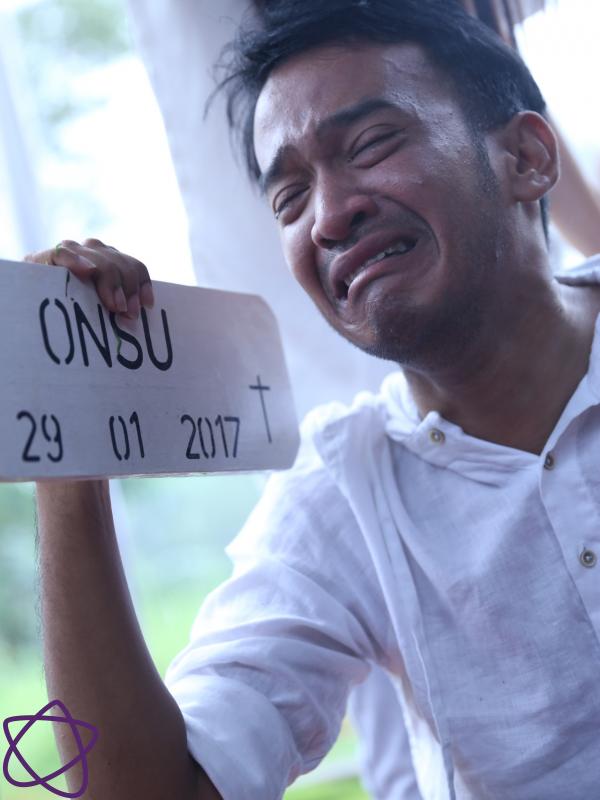 Ruben Onsu tak kuasa menahan tangis saat ayahnya dimakamkan. (Nurwahyunan/Bintang.com)