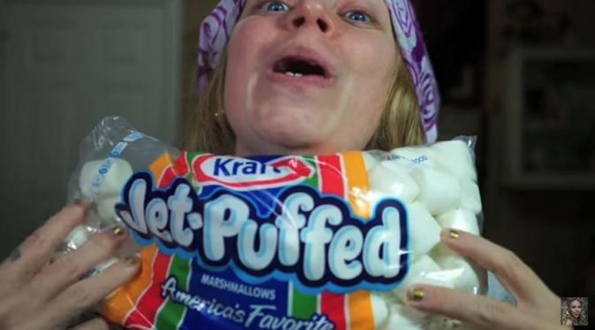 Siapkan marshmallow. (Via: youtube.com)