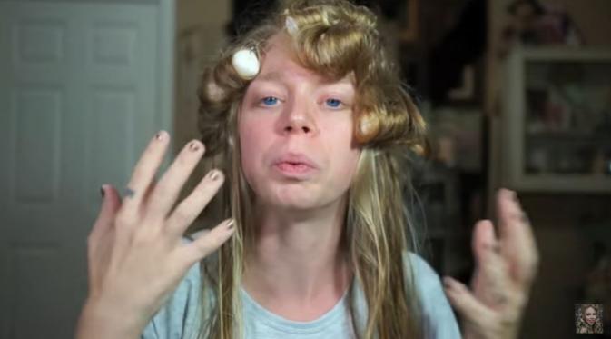 Gulung rambut dengan marshmallow. (Via: youtube.com)