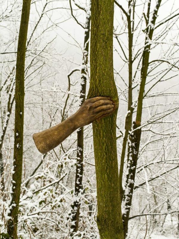 Tangan perunggu ini sudah ditinggalkan hampir 50 tahun dan menjadi sebuah karya seni baru (foto : boredpanda.com)