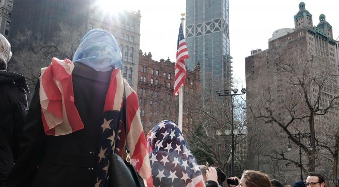 Sejumlah wanita merayakan Hari Hijab Sedunia di Balai Kota, New York, Rabu (1/2). Hari Hijab Sedunia digagas oleh warga New York bernama Nazma Khan. (Spencer Platt / Getty Images / AFP)