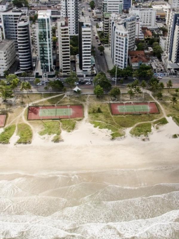 Praia de Boa Viagem, Recife, Brasil. (Wikipedia Commons)