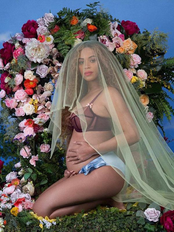 Tersiar juga foto Beyonce itu meniru gaya seorang rapper wanita asal Sri Lanka, M.I.A. Terus menjadi pembicaraan hangat, rumornya beberapa bulan lalu Beyonce dikabarkan lebih dulu mengunggah foto berkonsep bunga-bunga. (doc.dailymail.com)