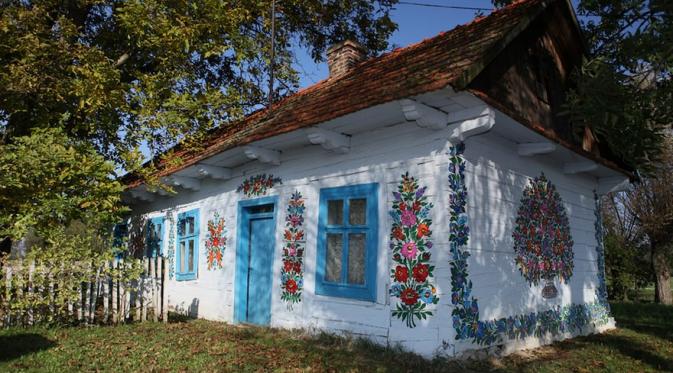 Rumah berlukis motif bunga di Zalipie, Polandia. (Via: boredpanda.com)
