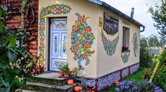 Rumah berlukis motif bunga di Zalipie, Polandia. (Via: boredpanda.com)