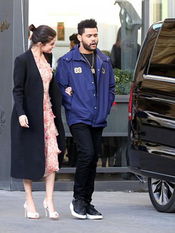 Selena Gomez dan The Weeknd menunjukkan hubungannya ke publik pada Januari 2017. (Foto: Dailymail)