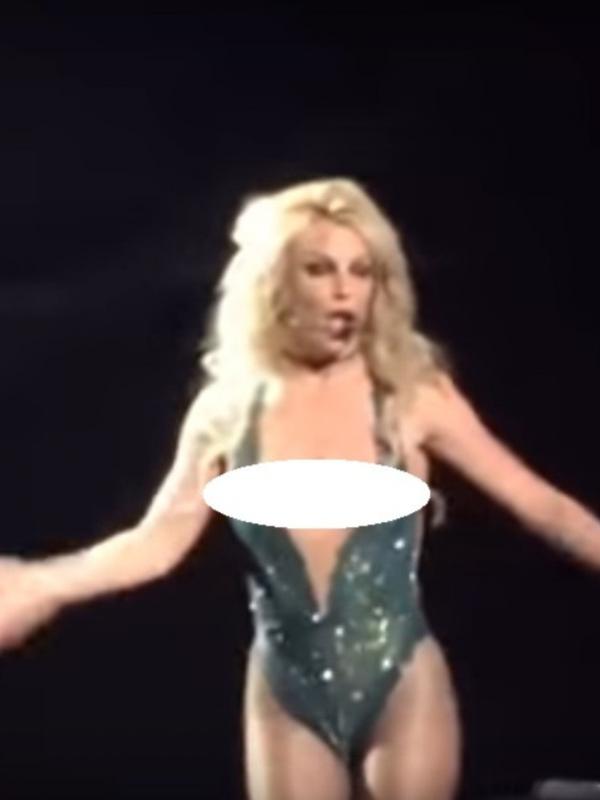 Payudara Britney Spears menyembul saat manggung di Las Vegas. (foto: YouTube.com)