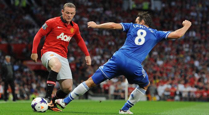 Duel Wayne Rooney dengan Frank Lampard dalam lanjutan kompetisi Premier League di Stadion Old Trafford, Manchester (26/8/2013). (EPA/Peter Powell)