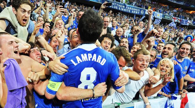 Selebrasi kemenangan Frank Lampard bersama para suporter Chelsea setelah mengalahkan Bayern Munchen di Final Liga Champions (19/2/2012). (EPA/Marc Mueller)