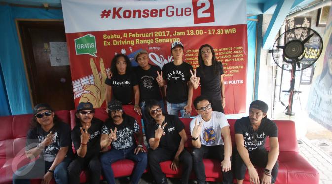  Grup musik Slank bersama Orkes Moral Pengantar Minum Racun, art director konser Jay Subiakto dan musisi Yossi Project Pop menyampikan keterangan dalam konferensi pers jelang konser bertajuk 'Gue2' di Jakarta, Jumat (3/2). (Liputan6.com/Immanuel Antonius)