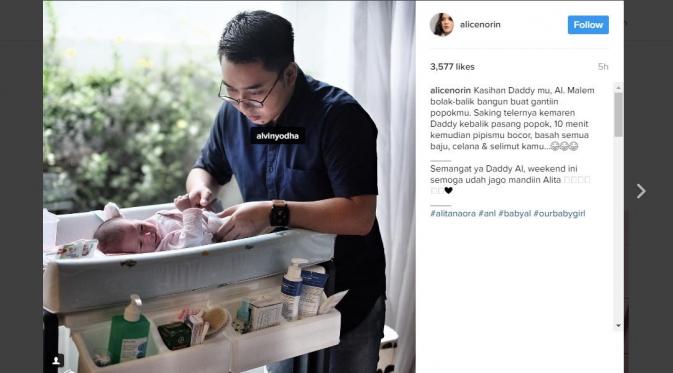 Suami Alice Norin tampak mengurus sang bayi dengan penuh konsentrasi. (foto: instagram/alicenorin)