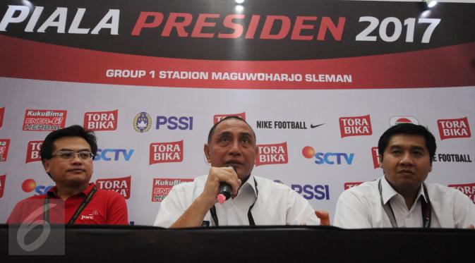 Ketua Umum PSSI, Edy Rahmayadi (tengah) bersama Ketua SC, Maruarar Sirait (kanan) memberi keterangan jelang penandatangan kerjasama dengan PWC di Stadion Maguwoharjo, Sleman, Sabtu (4/2). (Liputan6.com/Helmi Fithriansyah)