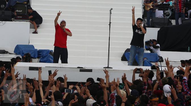 Penyanyi Iwa- K dan Gading Martin saat menghibur para pendukung Ahok - Djarot pada konser gue 2 di Jakarta, Sabtu (4/2). Sejumlah artis meramaikan konser gue 2 untuk mendukung pasangan calon nomer 2 Ahok - Djarot. (Liputan6.com/Johan Tallo)