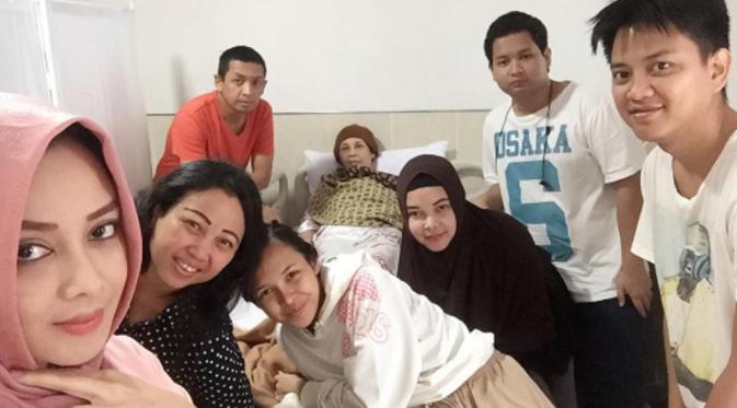 Terry Putri menemani sang ibunda sebelum operasi. (Instagram/@terryputri)