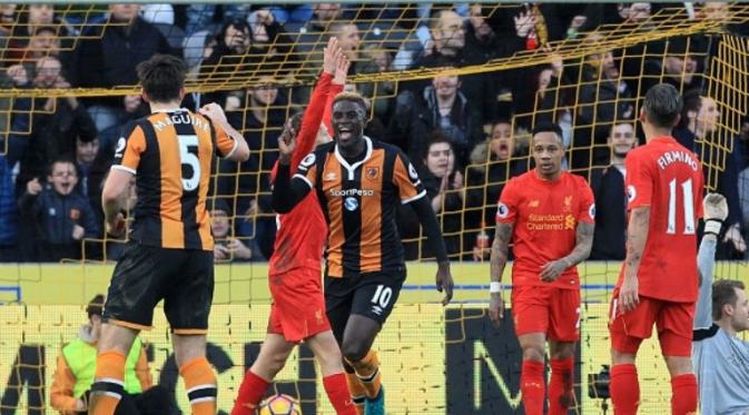 Pemain Hull City Alfred N'Diaye merayakan gol ke gawang Liverpool pada laga Premier League di Stadion KCOM, Hull, Sabtu (4/2/2017). (AFP/Lindsey Parnaby)