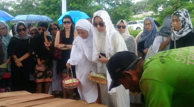 Terry Putri di pemakaman ibundanya yang bertempat di TPU Tanah Kusir‎, Jakarta Selatan, Minggu (5/2/2017). (Foto: Rizky Aditya Saputra)