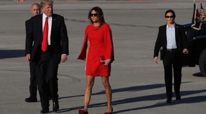 Donald Trump melepaskan gandengan tangannya dengan Melania Trump saat tiba di Palm Beach. (Foto: Mirror)