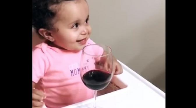 Abigail hanya berhenti menangis ketika melihat segelas wine di hadapannya. (Foto: Youtube)