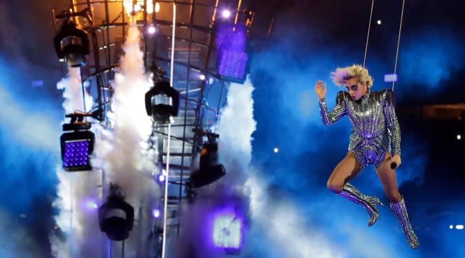 Aksi penyanyi Lady Gaga saat menghibur penonton disela pertandingan NFL Super Bowl 51 football game antara tim Atlanta Falcons melawan New England Patriots, di Houston, AS, (5/2). (AP Photo/Patrick Semansky)