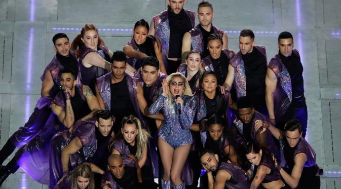 Penyanyi Lady Gaga bersama para dancer saat menghibur penonton disela pertandingan NFL Super Bowl 51 football game antara tim Atlanta Falcons melawan New England Patriots, di Houston, AS, (5/2). (AP Photo/Charlie Riedel)