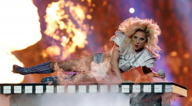 Aksi penyanyi Lady Gaga saat menghibur penonton disela pertandingan NFL Super Bowl 51 football game antara tim Atlanta Falcons melawan New England Patriots, di Houston, AS, (5/2). (AP Photo/Matt Slocum)