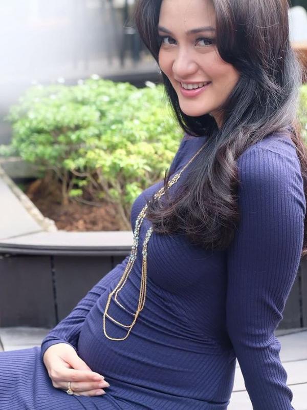 Atiqah Hasiholan hamil anak pertama [foto: instagram/hagaipakan]