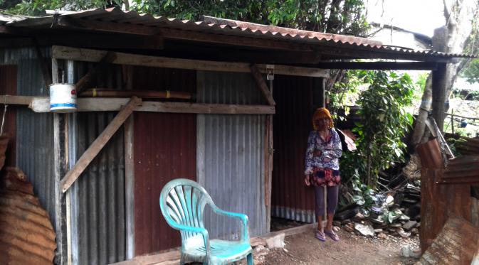Regina Wahi (75) hidup bersama sang anak yang menderita disabilitas, Yeni Wahi (46), di sebuah gubuk kecil, Kota Kupang, NTT. (Liputan6.com/Ola Keda)